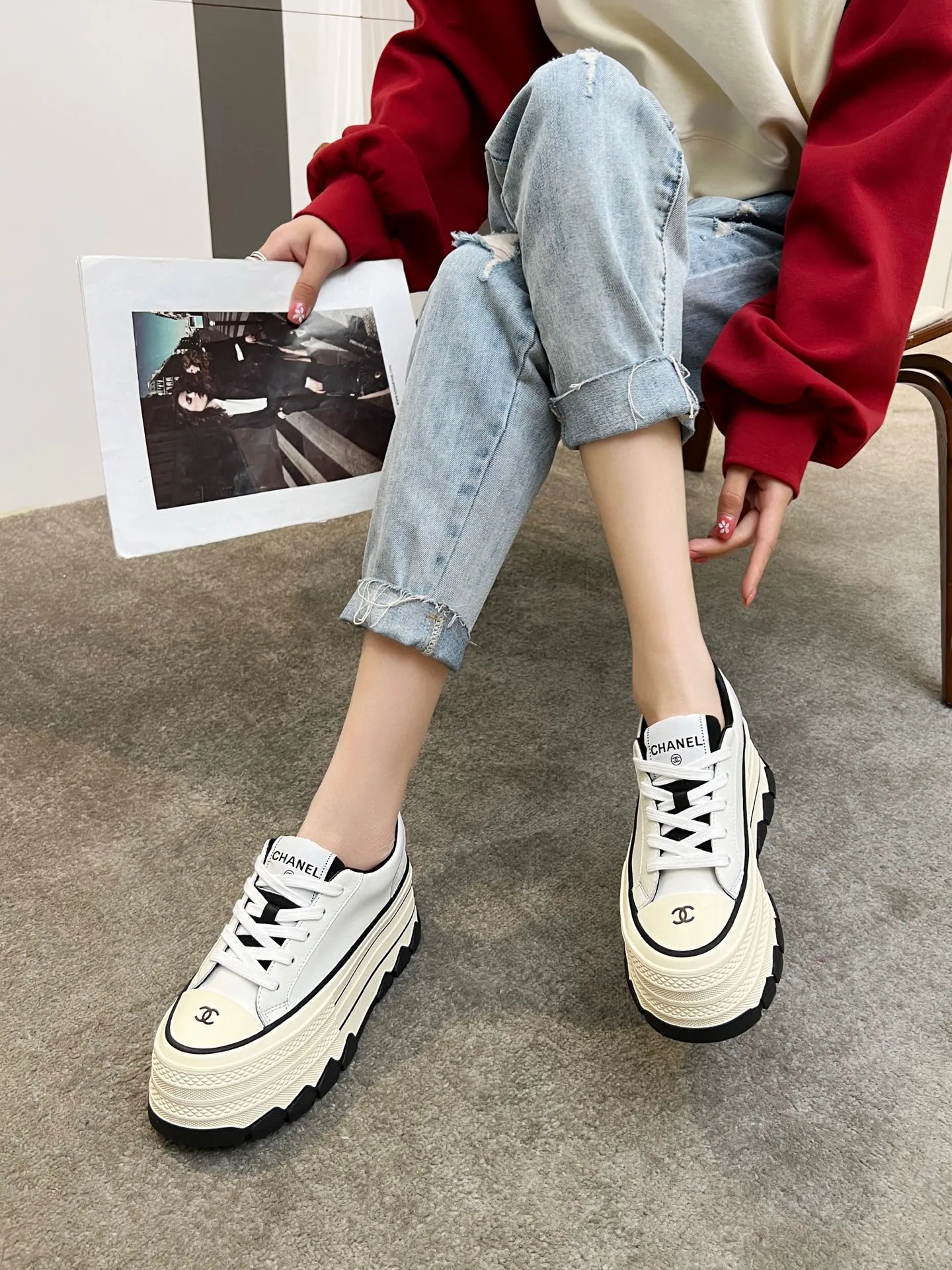 👟👟Ex-factory price 540👟👟 Chanel thick-soled biscuit shoes are a new retro series, showing a relaxed posture and lightness to start the summer journey. Continuing CHANEL's iconic deconstructed silhouette, the shoe body is presented with simple three-dimensional lines and double logos. The upper layer of cowhide material is injected with upper layer softness to enhance the foot feel. It adopts a thick rubber sole with geometric texture and rubber edging details. The leg heightening effect is comparable to that of leg plastic surgery. It makes your legs look bigger, slimmer and longer. It can be easily held in various styles. You can wear it with you! Upper material: cowhide Inner material: sheepskin lining Size: 35-40